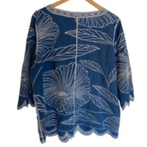 Chico’s Blue Enlarged Flower Artisan Popover Top 16 - Picture 3 of 4